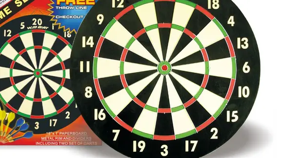 volwassen dartsbord met pijlen