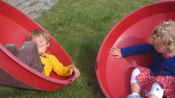 2 kleuters spelen in elk een balanceerschaal