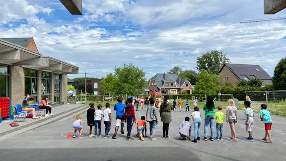 groep kinderen staat buiten op een rij