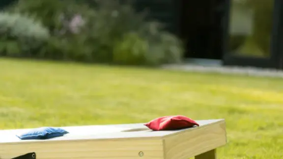 cornhole spel op een grasveld