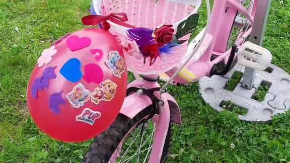 Roze fiets versierd met roze accessoires