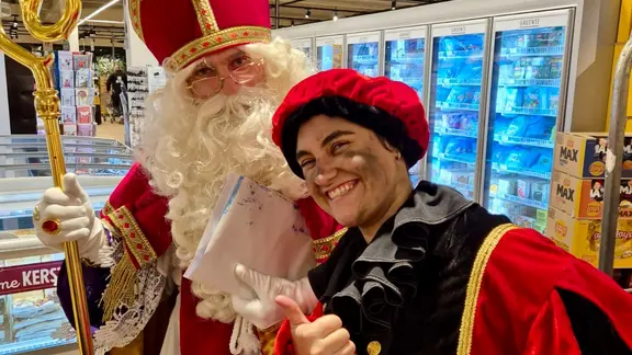 Sint en Piet poseren voor de foto in een winkel